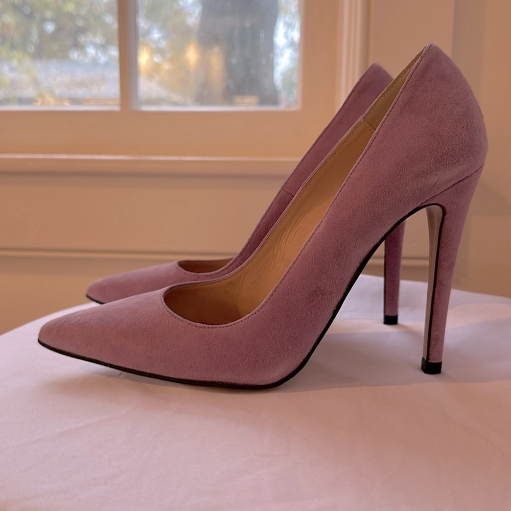 NWT Roberto Durville Lavender suede 4" pumps with pointed toe.